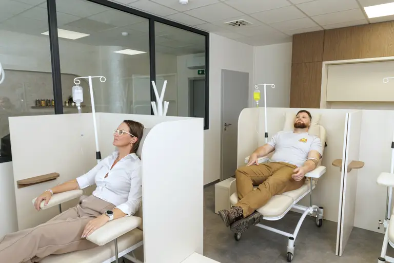 Klienti odpočívají během infuze v MEDIXA Life