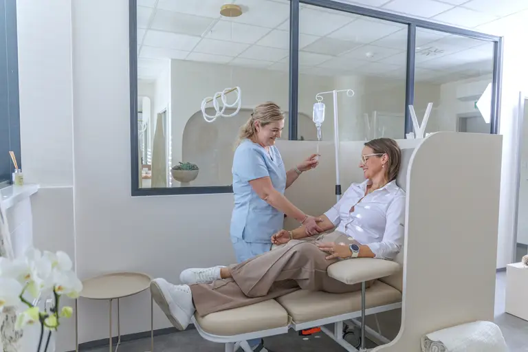 Sestra připravuje klientce infuzi v MEDIXA Life