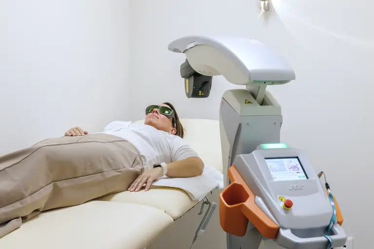 Klientka při ošetření robotickým laserem MLS® M8