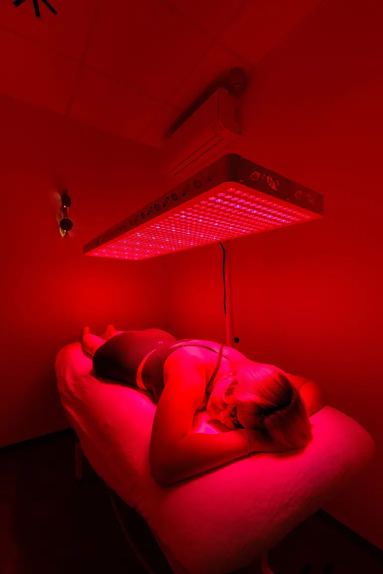 Klientka pod panelem Red Light terapie