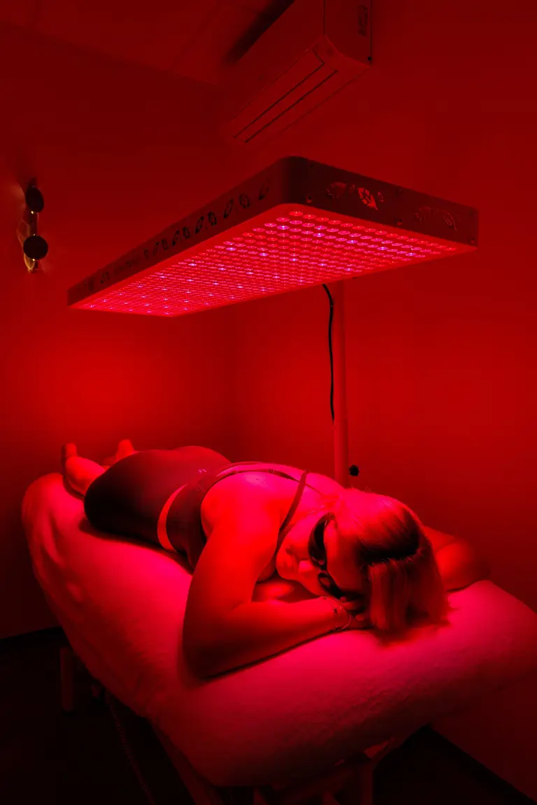 Klientka během Red Light terapie