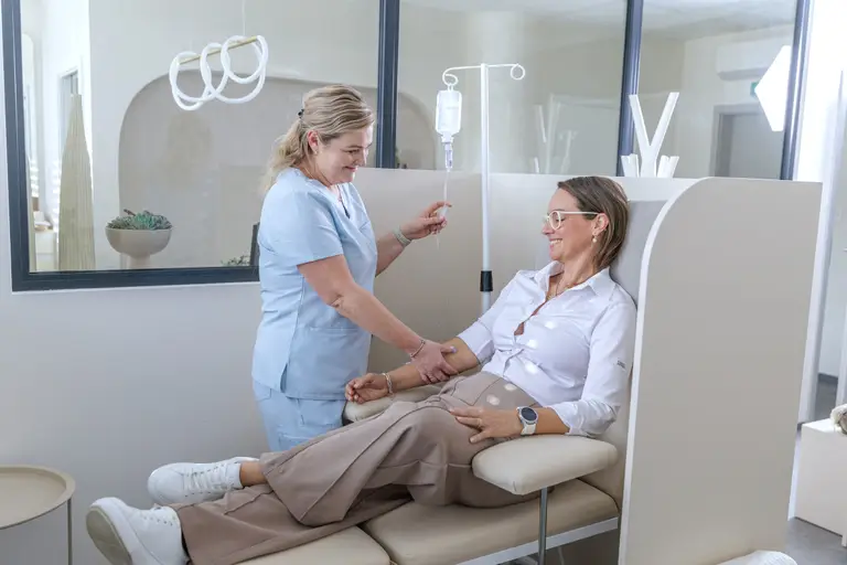 Sestra u klientky během infuze v MEDIXA Life
