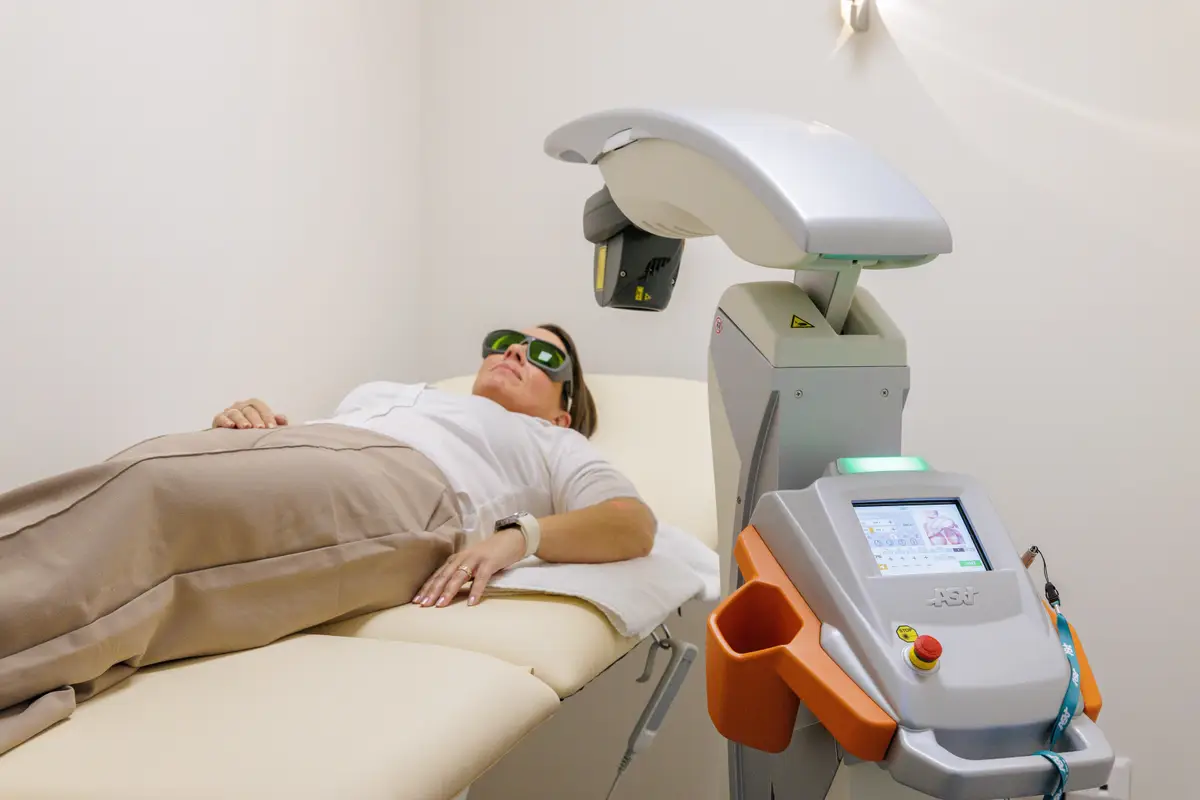 Klientka během laserové terapie robotickým MLS® laserem M8 v MEDIXA Life