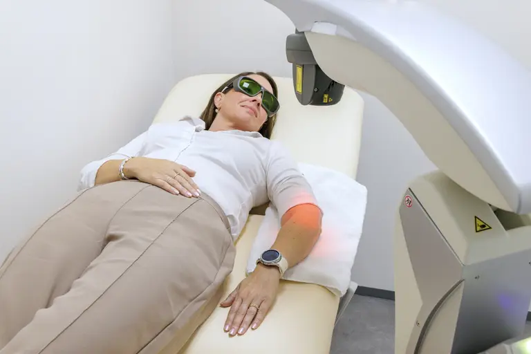 Klientka při ošetření robotickým laserem MLS® M8