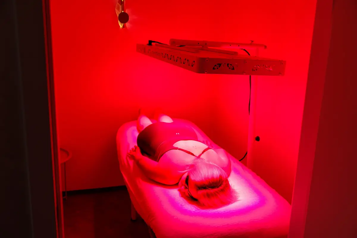 Klientka na lehátku pod panelem Red Light terapie v MEDIXA Life