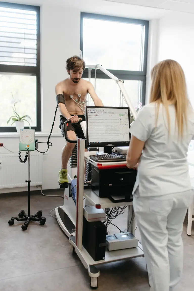 Sestra se sportovcem při zátěžovém vyšetření v MEDIXA