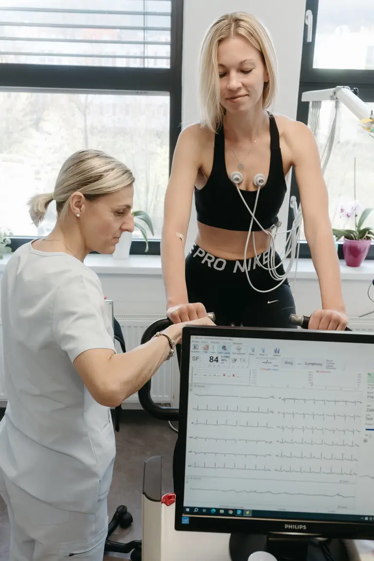 Sestra sleduje s pacientkou záznam EKG na monitoru
