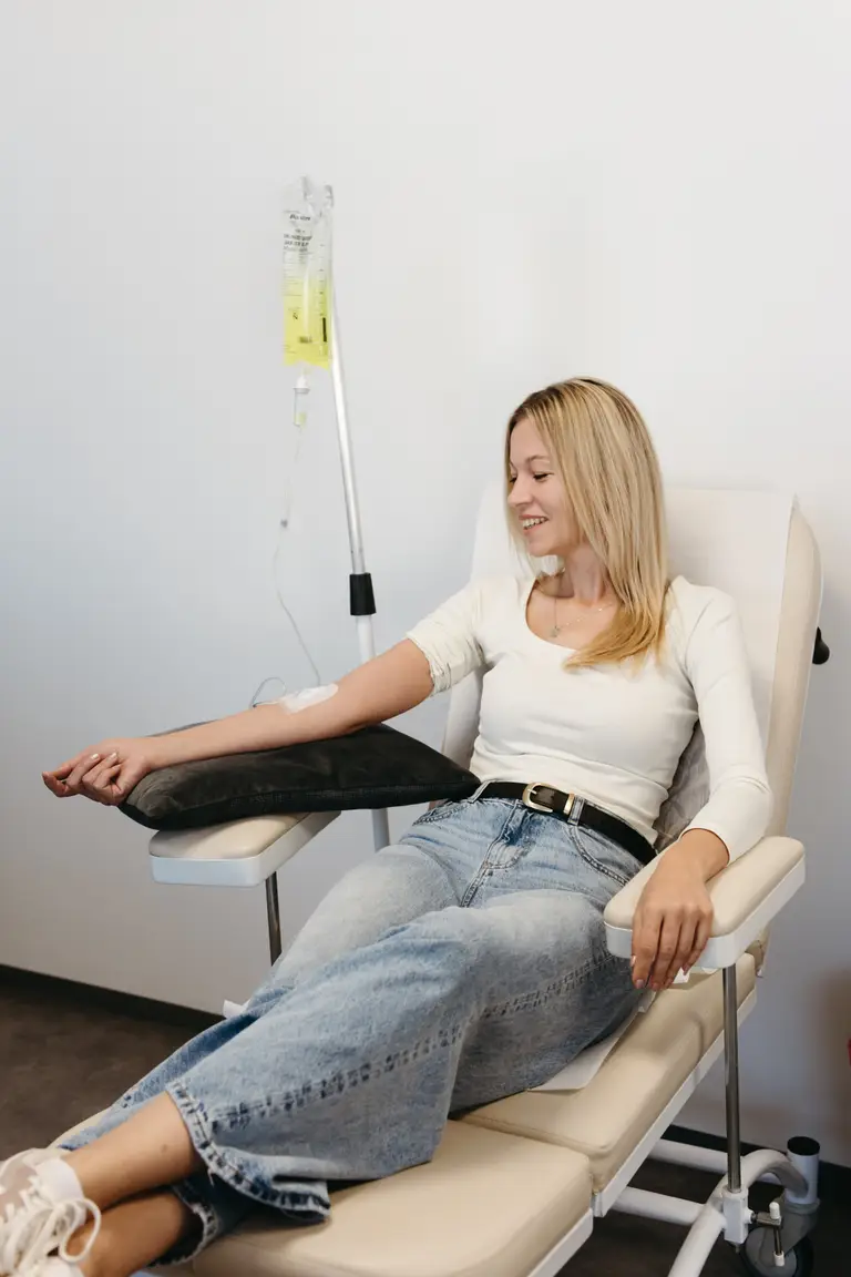 Pacientka během infuzní terapie v křesle