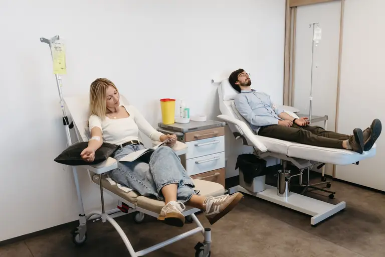 Infuzní centrum MEDIXA — dvě křesla s pacienty během infuze